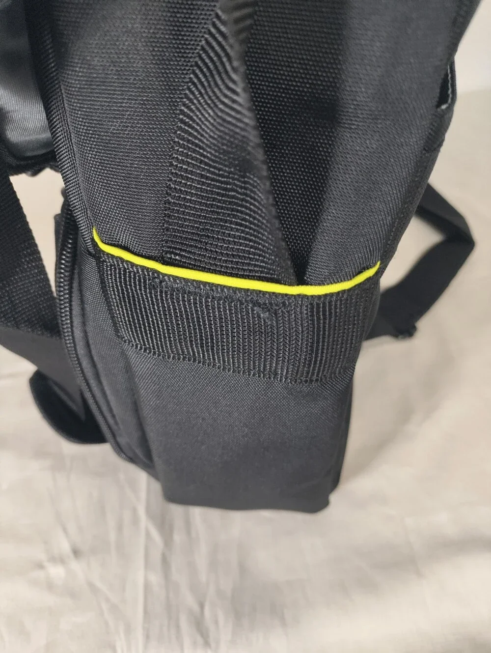 Like New Targus City Gear Hybrid Messenger TCG270 + Targus Trax Sleeve TSS677US